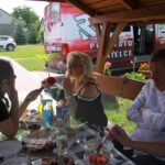 Audycja „Niedziela z gwiazdą”. Tym razem odwiedziliśmy Kołaczkowice nieopodal Buska-Zdroju, gdzie mieszka śpiewaczka operowa Roma Owsińska / Grzegorz Jamka / Radio Kielce