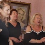 Audycja „Niedziela z gwiazdą”. Tym razem odwiedziliśmy Kołaczkowice nieopodal Buska-Zdroju, gdzie mieszka śpiewaczka operowa Roma Owsińska / Grzegorz Jamka / Radio Kielce