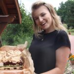 Audycja „Niedziela z gwiazdą”. Tym razem odwiedziliśmy Kołaczkowice nieopodal Buska-Zdroju, gdzie mieszka śpiewaczka operowa Roma Owsińska / Grzegorz Jamka / Radio Kielce