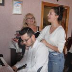 Audycja „Niedziela z gwiazdą”. Tym razem odwiedziliśmy Kołaczkowice nieopodal Buska-Zdroju, gdzie mieszka śpiewaczka operowa Roma Owsińska / Grzegorz Jamka / Radio Kielce