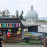 Wakacyjne wydanie Raportu Dnia z Parku Rozrywki i Miniatur Sabat Krajno / Grzegorz Jamka / Radio Kielce