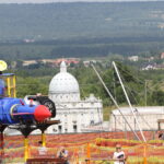 Wakacyjne wydanie Raportu Dnia z Parku Rozrywki i Miniatur Sabat Krajno / Grzegorz Jamka / Radio Kielce