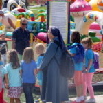 Wakacyjne wydanie Raportu Dnia z Parku Rozrywki i Miniatur Sabat Krajno / Grzegorz Jamka / Radio Kielce