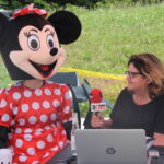 Wakacyjne wydanie Raportu Dnia z Parku Rozrywki i Miniatur Sabat Krajno. Prowadząca program red. Ewa Okońska / Grzegorz Jamka / Radio Kielce