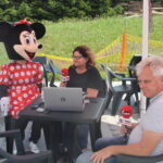 Wakacyjne wydanie Raportu Dnia z Parku Rozrywki i Miniatur Sabat Krajno. Red. Ewa Okońska z rozmowie z właścicielem ośrodka Zenonem Dańdą / Grzegorz Jamka / Radio Kielce