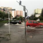 Ulewne deszcze w Kielcach. Zalane ulice Jagiellońska i Hoża / Robert Felczak / Radio Kielce