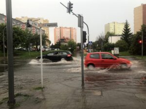 Ulewne deszcze w Kielcach. Zalane ulice Jagiellońska i Hoża / Robert Felczak / Radio Kielce
