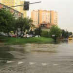 Ulewne deszcze w Kielcach. Zalane ulice Jagiellońska i Hoża / Robert Felczak / Radio Kielce