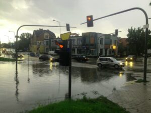 Ulewne deszcze w Kielcach. Zalane ulice Jagiellońska i Hoża / Robert Felczak / Radio Kielce