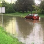 Ulewne deszcze w Kielcach. Zalane ulice Jagiellońska i Hoża / Robert Felczak / Radio Kielce