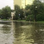 Ulewne deszcze w Kielcach. Zalane ulice Jagiellońska i Hoża / Robert Felczak / Radio Kielce