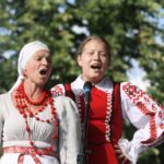 Występ zespołów folklorystycznych na kieleckim Rynku w ramach 40. Harcerskiego Festiwalu Kultury Młodzieży Szkolnej / Radio Kielce