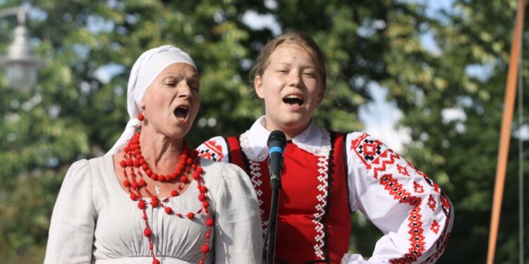 Występ zespołów folklorystycznych na kieleckim Rynku w ramach 40. Harcerskiego Festiwalu Kultury Młodzieży Szkolnej / Radio Kielce