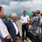 Węgrce Panieńskie. Spotkanie posłów PiS z sadownikami. Na zdjęciu od lewej: Marek Kwitek, poseł PiS, Krzysztof Lipiec, poseł PiS / Grażyna Szlęzak-Wójcik / Radio Kielce