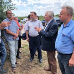 Węgrce Panieńskie. Spotkanie posłów PiS z sadownikami. Na zdjęciu od prawej: Krzysztof Szatan, poseł PiS Krzysztof Lipiec, poseł PiS Marek Kwitek / Grażyna Szlęzak-Wójcik / Radio Kielce