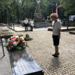 Sandomierz. 75. rocznica zbrodni wołyńskiej. Kwiaty składa z-ca burmistrza Sandomierza Katarzyna Zioło / Grażyna Szlęzak-Wójcik / Radio Kielce