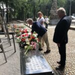 Sandomierz. 75. rocznica zbrodni wołyńskiej. Kwiaty składa Krzysztof Szatan, kandydat PiS na burmistrza Sandomierza / Grażyna Szlęzak-Wójcik / Radio Kielce