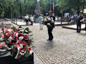 Sandomierz. 75. rocznica zbrodni wołyńskiej. Kwiaty składa poseł PiS Marek Kwitek / Grażyna Szlęzak-Wójcik / Radio Kielce