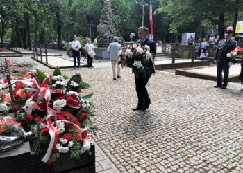 Sandomierz. 75. rocznica zbrodni wołyńskiej. Kwiaty składa poseł PiS Marek Kwitek / Grażyna Szlęzak-Wójcik / Radio Kielce