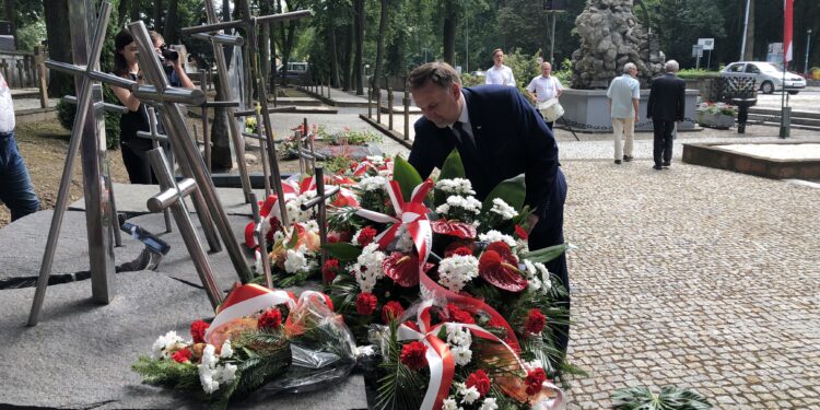 Sandomierz. 75. rocznica zbrodni wołyńskiej. Kwiaty składa poseł PiS Marek Kwitek / Grażyna Szlęzak-Wójcik / Radio Kielce