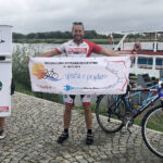 Dominik Dobrowolski, ekolog i podróżnik, przemierza na rowerze trasę wzdłuż Wisły. Jego wyprawa ma na celu promowanie postaw dotyczących ochrony środowiska naturalnego. Dziś na bulwarze w Sandomierzu odbyło się spotkanie z rowerzystą / Grażyna Szlęzak-Wójcik / Radio Kielce