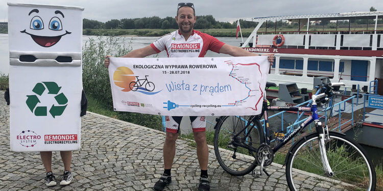 Dominik Dobrowolski, ekolog i podróżnik, przemierza na rowerze trasę wzdłuż Wisły. Jego wyprawa ma na celu promowanie postaw dotyczących ochrony środowiska naturalnego. Dziś na bulwarze w Sandomierzu odbyło się spotkanie z rowerzystą / Grażyna Szlęzak-Wójcik / Radio Kielce