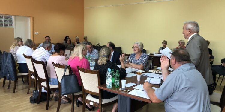 Sesja Rady  Gminy w Samborcu, na której m. in głosowano przekazanie pieniędzy dla szpitala w Sandomierzu / Grażyna Szlęzak-Wójcik / Radio Kielce
