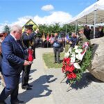 Jakubowice. Odsłonięcie popiersia Józefa Piłsudskiego. Kwiaty składa burmistrz Ożarowa Marcin Majcher / Emilia Sitarska / Radio Kielce