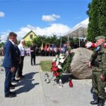 Jakubowice. Odsłonięcie popiersia Józefa Piłsudskiego. Kwiaty składa przewodniczący Sejmiku Województwa Świętokrzyskiego Arkadiusz Bąk / Emilia Sitarska / Radio Kielce