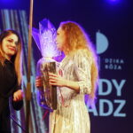 01.07.2018 Kielce. Teatr Żeromskiego. Gala plebiscytu "O Dziką Różę". Nagroda wojewody świętokrzyskiego: Dagna Dywicka i rzecznik wojewody Diana Głownia / Jarosław Kubalski / Radio Kielce