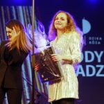 01.07.2018 Kielce. Teatr Żeromskiego. Gala plebiscytu "O Dziką Różę".  Nagroda wojewody świętokrzyskiego: Dagna Dywicka i rzecznik wojewody Diana Głownia / Jarosław Kubalski / Radio Kielce