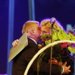 01.07.2018 Kielce. Teatr Żeromskiego. Gala plebiscytu "O Dziką Różę". Nagroda Specjalna Radia Kielce. Mirosław Bieliński i sekretarz redakcji Renata Morąg / Jarosław Kubalski / Radio Kielce