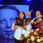 01.07.2018 Kielce. Teatr Żeromskiego. Gala plebiscytu "O Dziką Różę". Nagroda od Fundacji im. Edwarda Kusztala wręczyły Jolanta i Magdalena Kusztal dla Dawida Żłobińskiego / Jarosław Kubalski / Radio Kielce