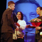 01.07.2018 Kielce. Teatr Żeromskiego. Gala plebiscytu "O Dziką Różę". Nagroda od Fundacji im. Edwarda Kusztala wręczyły Jolanta i Magdalena Kusztal dla Dawida Żłobińskiego / Jarosław Kubalski / Radio Kielce