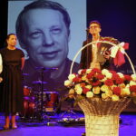 01.07.2018 Kielce. Teatr Żeromskiego. Gala plebiscytu "O Dziką Różę". Nagroda od Fundacji im. Edwarda Kusztala wręczyły Jolanta i Magdalena Kusztal dla Dawida Żłobińskiego / Jarosław Kubalski / Radio Kielce