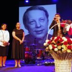 01.07.2018 Kielce. Teatr Żeromskiego. Gala plebiscytu "O Dziką Różę". Nagroda od Fundacji im. Edwarda Kusztala wręczyły Jolanta i Magdalena Kusztal dla Dawida Żłobińskiego / Jarosław Kubalski / Radio Kielce