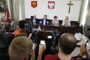 10.07.2018 Kielce. UM. Konferencja prezydenta miasta w sprawie inwestycji przy ul. Jana Karskiego, a także kwestii finansowania PGE Vive Kielce. Dyrektor Wydziału Usług Komunalnych i Zarządzania Środowiskiem Ryszard Muciek, prezydent Wojciech Lubawski, Skarbnik Miasta Kielce Barbara Nowak i radny Tomasz Bogucki / Jarosław Kubalski / Radio Kielce