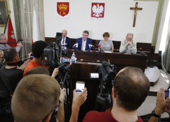 10.07.2018 Kielce. UM. Konferencja prezydenta miasta w sprawie inwestycji przy ul. Jana Karskiego,  a także kwestii finansowania PGE Vive Kielce. Dyrektor Wydziału Usług Komunalnych i Zarządzania Środowiskiem Ryszard Muciek, prezydent Wojciech Lubawski, Skarbnik Miasta Kielce Barbara Nowak i radny Tomasz Bogucki / Jarosław Kubalski / Radio Kielce