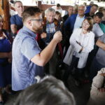 11.07.2018 Kielce. Mieszkańcy osiedla Pod Telegrafem oraz przedstawiciele Hydrogeotechniki spotkali się w sprawie budowy instalacji do oczyszczania niebezpiecznych odpadów przy ulicy Karskiego / Jarosław Kubalski / Radio Kielce