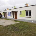 Kolejne rodziny otrzymały klucze do mieszkań socjalnych przy ulicy Tartacznej / Radio Kielce