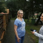 19.07.2018 Wiosna. Ewakuowany z powodu ulewy obóz harcerski. Mieszkanka Wiosny Monika Ślifierz razem ze swoim tatą udzieliła pomocy harcerzom / Jarosław Kubalski / Radio Kielce