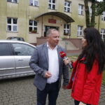 19.07.2018 Nowy Dziebałtów.Szkoła podstawowa, gdzie ewakuowano obóz harcerski z Wiosny. Burmistrz  Radoszyc Michał Pękala w rozmowie z Monika Miller / Jarosław Kubalski / Radio Kielce