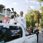 Jacques Koffi Oi Koffi poświęcili pojazdy / Jarosław Kubalski / Radio Kielce