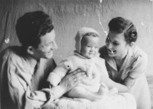 Jurek Kaiser z rodzicami Bernardem i Cesią. Kieleckie getto 1941 / archiwum rodzinne