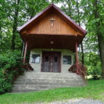 27.06.2018 Karwów. Kaplica przy źródełku bł. Wincentego Kadłubka / Emilia Sitarska / Radio Kielce