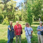 Festiwal im. Krystyny Jamroz. Elżbieta Dzikowska zasadza drzewko (czeremchę) w Parku Zdrojowym / Katarzyna Prędotka / Radio Kielce
