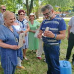 Festiwal im. Krystyny Jamroz. Elżbieta Dzikowska zasadza drzewko (czeremchę) w Parku Zdrojowym / Katarzyna Prędotka / Radio Kielce