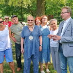 Festiwal im. Krystyny Jamroz. Elżbieta Dzikowska zasadza drzewko (czeremchę) w Parku Zdrojowym / Katarzyna Prędotka / Radio Kielce