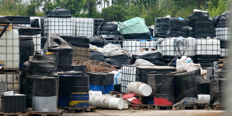 Składowisko niebezpiecznych odpadów w Nowinach przy ulicy Perłowej / Michał Kita / Radio Kielce