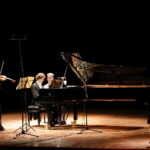 XXIV Międzynarodowy Festiwal Muzyczny im. Krystyny Jamroz w Buskim Samorządowym Centrum Kultury. Recital Nadzwyczajny. Na zdjęciu od lewej: Bomsori Kim (Korea Płd.) - skrzypce oraz Rafał Blechacz - fortepian / Marzena Mąkosa / Radio Kielce